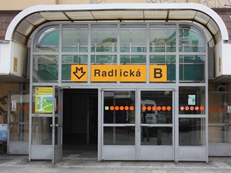 Vstup z metra - stanice Radlick