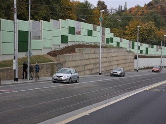 Radlick ulice je pln protihlukovch stn