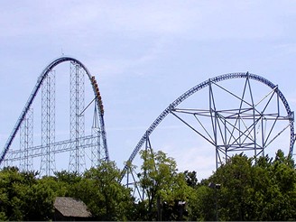 Horská dráha Millenium Force v zábavním parku Cedar Point ve městě Sandusky v Ohio, USA