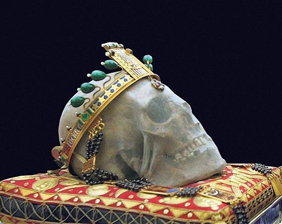 Lebka sv. Václava se svatováclavskou korunou. Spoívá v praské katedrále svatého Víta.