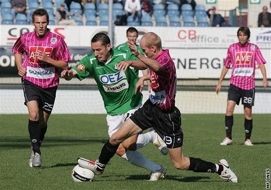 eské Budjovice - Jablonec: jablonecký Michálek se probíjí obranou domácích