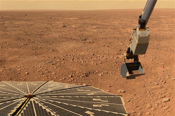Jeden z prvních snímk okolí Phoenixu na Marsu