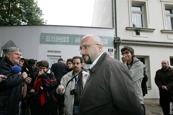 Pavel Sedláek v tmavém kabát ped brnnskou meitou v záí 2008