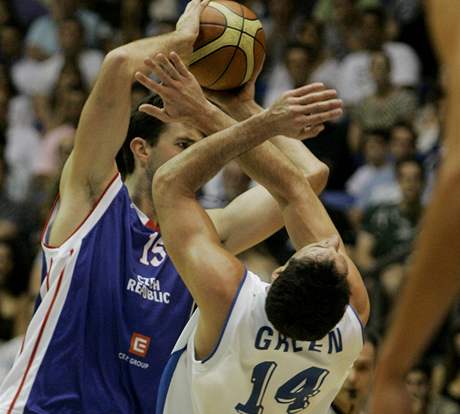 eský basketbalista Ondej Starosta (vlevo) se snaí prosadit proti Janivovi Greenovi z Izraele.