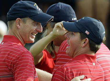 Amerití golfisté Jim Furyk (vlevo) a Justin Leonard se radují z vítzství v Ryder Cupu.