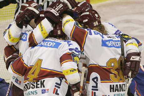 Kladno - Sparta, radost sparan, domácí branká Orct je pekonán.