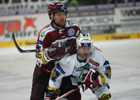 Sparta - Pardubice, domácí Bro (vlevo) a hostující Tvrdík.