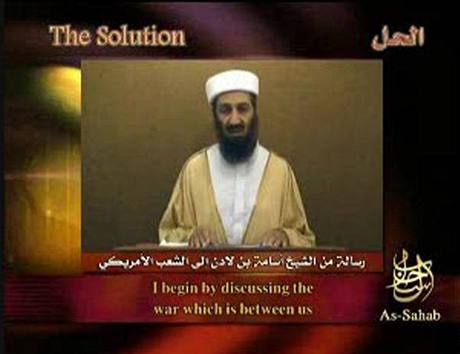 Usáma bin Ládin se ozval i k estému výroí teroristických útok na USA (foto z nahrávky ze 7. záí 2007).