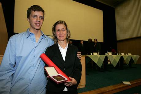 Martina Krämerová s chlapcem, kterému zachránila ivot