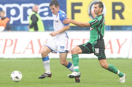 Ostrava - Píbram: domácí Marek (vlevo) v souboji s Knakalem