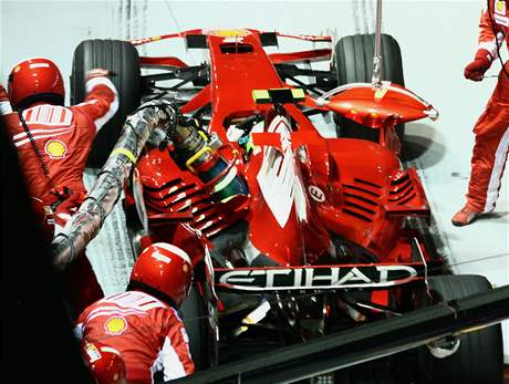 Velká cena Singapuru: Felipe Massa vyjídí z box s tankovací hadicí
