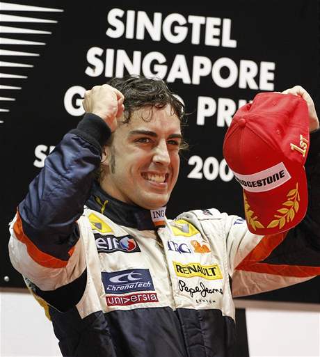 Velká cena Singapuru: Fernando Alonso se raduje z vítzství