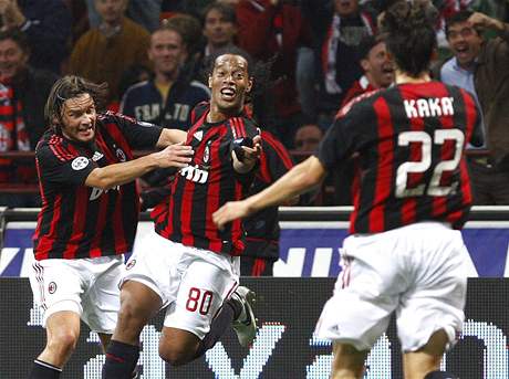 Hrái AC Milán se radují z gólu do sít Interu; zleva: Jankulovski, Ronaldinho a Kaká