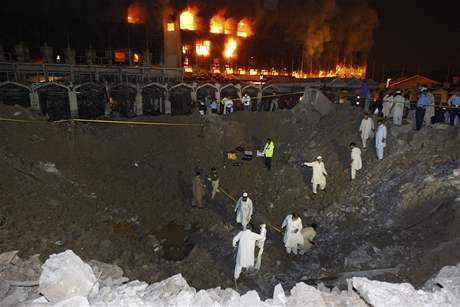 Exploze zanechala na ulici ped islmbdskm hotelem nkolik metr hlubok krter. (20. z 2008)