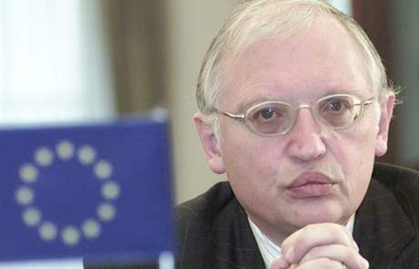 Z bývalého komisae pro rozíení EU Güntera Verheugena se nyní stal komisa pro rozíení do vesmíru