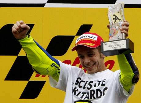 Valentino Rossi s vítznou trofejí závodu v Motegi.