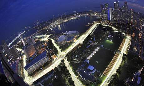TADY SE POJEDE. Snímek ukazuje ást rozzáeného okruhu v Singapuru.