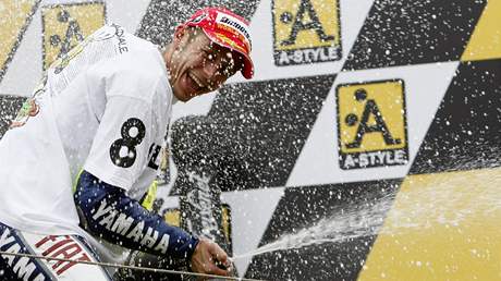 Po dvou letech je italský motocyklista Valentino Rossi opt mistrem svta. U poosmé v kariée.