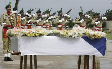 Pkistnt vojci zasalutovali nad rakv s tlem zesnulho velvyslance na vojensk leteck zkladn v Rawalpindi. (22.9.2008)