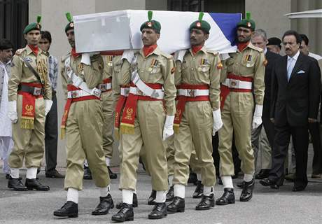 Pkistnt vojci nesou rakev s tlem zesnulho velvyslance na palubu letadla na vojensk leteck zkladn v Rawalpindi. (22.9.2008)