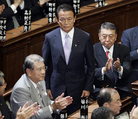 lenové Liberálndemokratické strany tleskají Taró Asovi po jeho zvolení premiérem v japonském parlamentu.