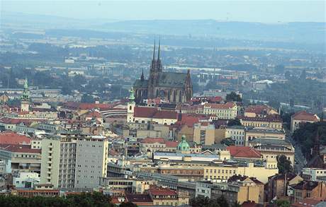 Letecký pohled na Brno a jeho dominantu Petrov