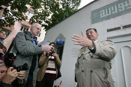 Jan Skácel, místopedseda Národní strany, ped brnnskou meitou