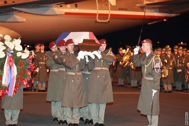 Na letoun s ostatky Ivo árka ekali na letiti v Praze také prezident Václav Klaus a premiér Mirek Topolánek.