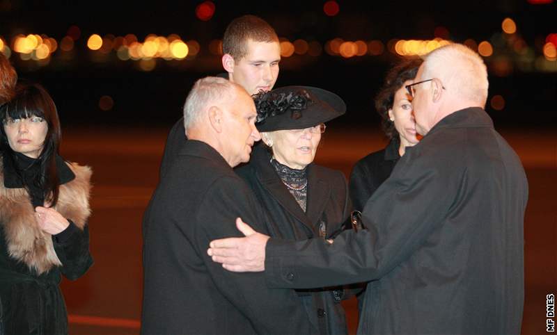 Na letoun s ostatky Ivo árka ekali na letiti v Praze také prezident Václav Klaus a premiér Mirek Topolánek.