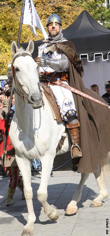 Svatý Václav na koni pjídí na Svatováclavský jarmark,který probhl na námstí Svatopluka echa v Ostrav Pívoze