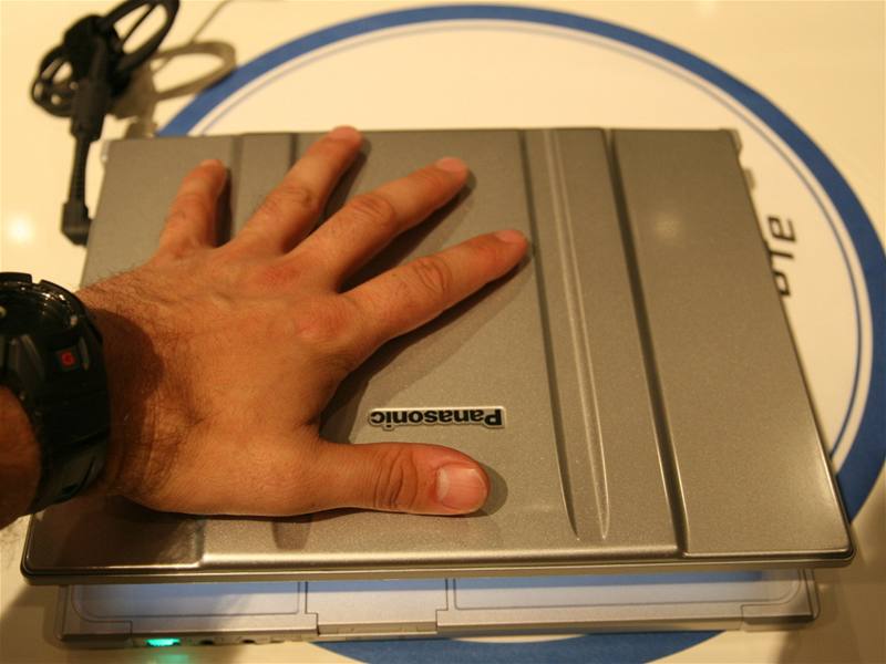 Nový Toughbook Panasonic F8