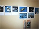 Stěna s fotografiemi z knihy Půlstoletí kosmonautiky