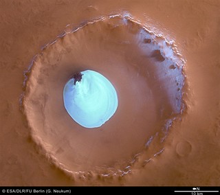 Mars Express kráter s vodním ledem
