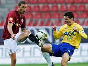 Sparta - Teplice, Domácí Libor Do�ek si efektn� stahuje mí� p�ed teplickým Sabouem.