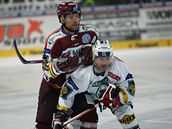 Sparta - Pardubice, domácí Bro� (vlevo) a hostující Tvrdík.