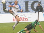 Ostrava: obránce René Bolf se sna�í zkrotit mí�