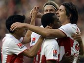 Fotbalisté Stuttgartu se radují z gólu proti Karlsruhe