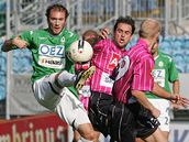 �eské Bud�jovice - Jablonec: jablonecký Klapka (vlevo) v souboji s Hunalem