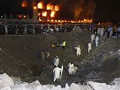 Exploze zanechala na ulici ped islámábádským hotelem nkolik metr hluboký kráter. (20. záí 2008)