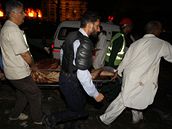Lidé odnáejí ob atentátu na hotel v pákistánském Islámábádu. (20. záí 2008)