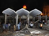 Lidé prohledávají po atentátu trosky ped hotelem v pákistánském Islámábádu. (20. záí 2008)