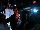 Záchranái odváejí ván zranného po atentátu v Islámábádu. (20. záí 2008)