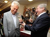 Miroslav �louf s Milo�em Zemanem (vlevo) na oslav� narozenin.