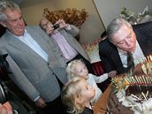 Miroslav louf s Miloem Zemanem (vlevo) a vnukami na oslav narozenin.
