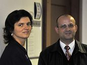 Soudkyn Michaela Bureová se svým advokátem Eduardem Ondrákem u kárného senátu olomouckého vrchního soudu