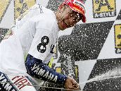 Po dvou letech je italský motocyklista Valentino Rossi opt mistrem svta. U poosmé v kariée.