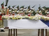 Pákistántí vojáci zasalutovali nad rakví s tlem zesnulého velvyslance na vojenské letecké základn v Rawalpindi. (22.9.2008)