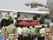 Pákistántí vojáci nakládají rakev s tlem zesnulého velvyslance na palubu letadla na vojenské letecké základn v Rawalpindi. (22.9.2008)