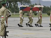 Pákistántí vojáci nesou rakev s tlem zesnulého velvyslance na palubu letadla na vojenské letecké základn v Rawalpindi. (22.9.2008)