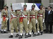 Pákistántí vojáci nesou rakev s tlem zesnulého velvyslance na palubu letadla na vojenské letecké základn v Rawalpindi. (22.9.2008)